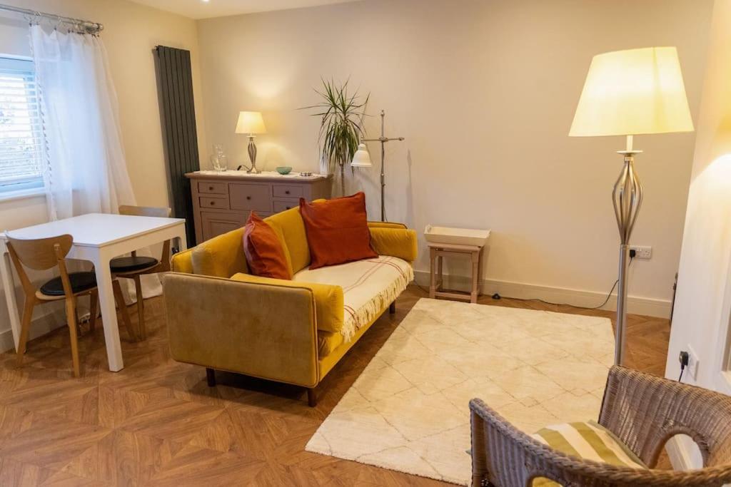 Amarelo Apartment, Central Charlbury, 1 Super King Bed Eksteriør billede